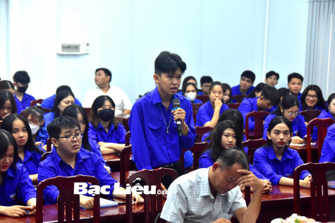 Lắng nghe thanh niên nói