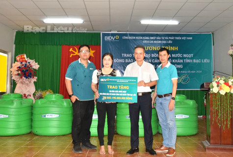 Công đoàn cơ sở BIDV Bạc Liêu: Trao tặng 150 bồn chứa nước ngọt cho các hộ dân có hoàn cảnh khó khăn