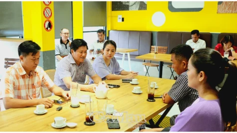 Phó chủ tịch UBND tỉnh Lê Văn Sử cà phê cuối tuần cùng doanh nghiệp