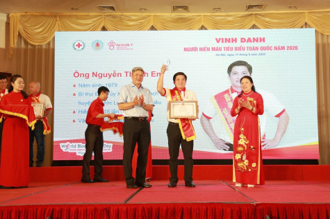 Bí thư Đảng ủy xã gương mẫu đi đầu trong phong trào hiến máu cứu người