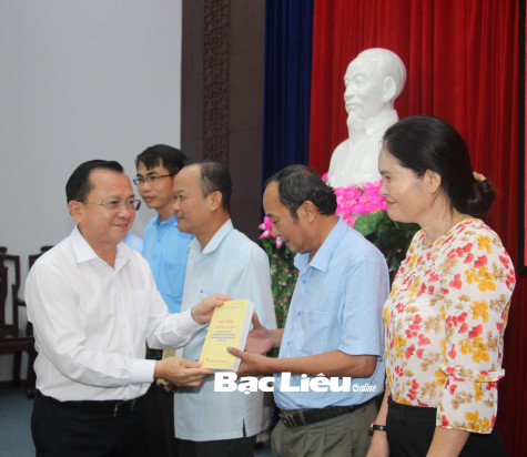 Ban Tuyên giáo Tỉnh ủy tặng sách học tập và làm theo Bác