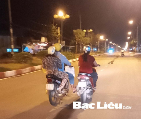 Xe không đèn hậu kè nhau