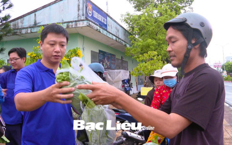 Thành đoàn TP. Bạc Liêu phát 2 tấn rau cải cho người dân