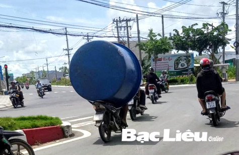 Xe máy vận chuyển thùng nhựa kiểu… lạ