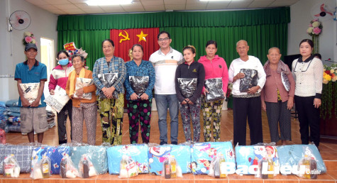 Trao hơn 200 suất quà cho người dân khó khăn ở xã Vĩnh Trạch Đông