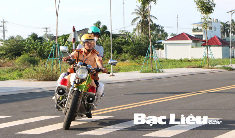 Huyện Vĩnh Lợi: Cảnh sát giao thông dùng xe đặc chủng chở thí sinh hơn 20km về nhà lấy giấy tờ