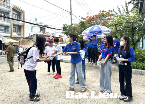 Tiếp sức mùa thi: Hình ảnh đẹp của thanh niên tình nguyện
