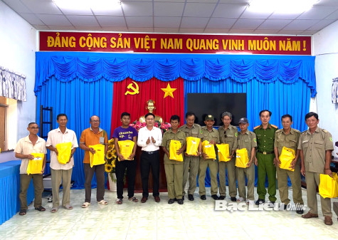 Tặng quà tri ân lực lượng bảo vệ dân phố