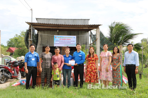 Huyện đoàn - Hội LHTN Việt Nam huyện Vĩnh Lợi: Trao 50 triệu đồng hỗ trợ nhà Nhân ái cho bí thư chi đoàn có hoàn cảnh khó khăn