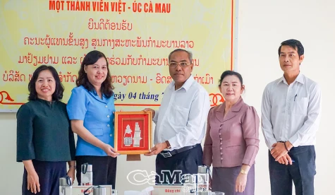 Đoàn cấp cao Trung ương Liên hiệp Công đoàn Lào tham quan và làm việc tại Cà Mau