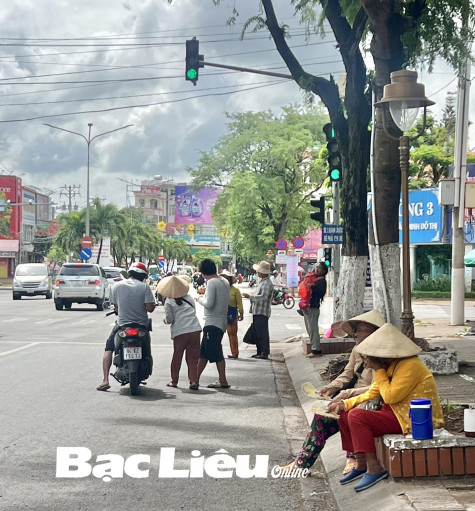 Nhiều người bán vé số “đóng chốt” tại cột đèn giao thông