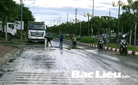 Cẩn trọng với bùn nhão bao phủ mặt đường trong mùa mưa