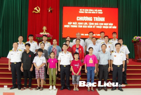 Trung tâm Bảo đảm kỹ thuật (Bộ Tư lệnh Vùng 2 Hải quân): Gặp mặt, giao lưu, tặng quà con ngư dân tỉnh Bạc Liêu tại Đồng Nai
