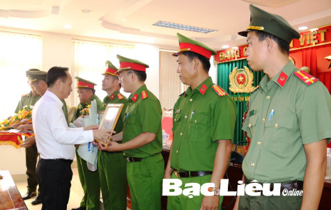 Khen thưởng 6 tập thể, cá nhân có thành tích triệt xóa đường dây cá độ bóng đá quy mô lớn
