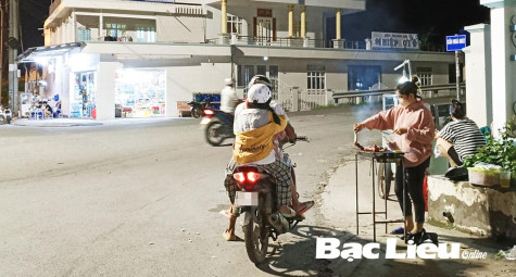 Mua bán ở dốc cầu gây cản trở giao thông