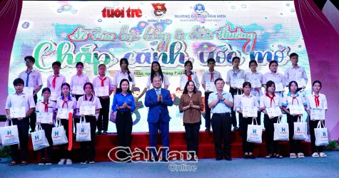 13 học sinh Cà Mau nhận học bổng “Chắp cánh ước mơ” năm 2024