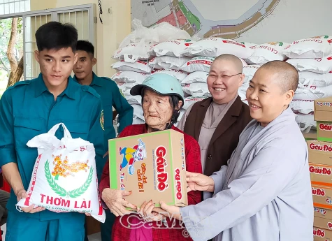 150 phần quà trao tặng hộ khó khăn xã Tam Giang Tây