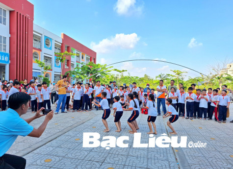 Đồng hành, chứ đừng sống thay con!
