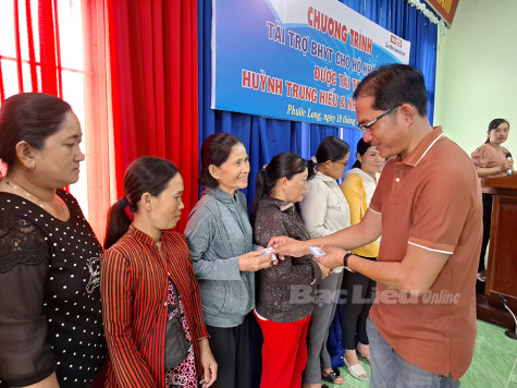 Hội LHPN huyện Phước Long: Trao 50 thẻ bảo hiểm y tế cho người dân, chi hội trưởng phụ nữ khó khăn