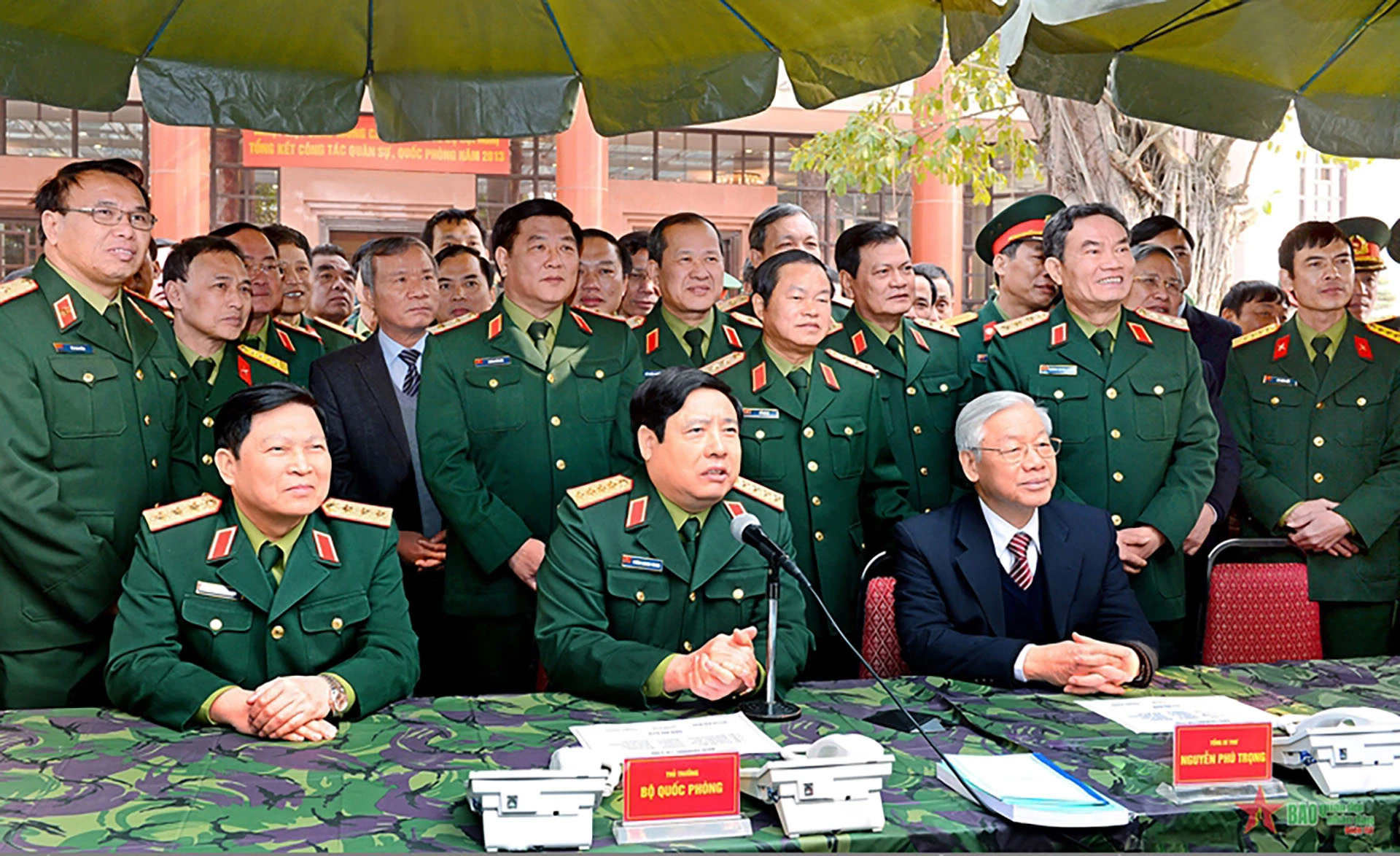 Tổng Bí thư Nguyễn Phú Trọng cùng các thủ trưởng Bộ Quốc phòng, Tổng cục Chính trị Quân đội nhân dân Việt Nam, Bộ Tổng Tham mưu Quân đội nhân dân Việt Nam giao lưu trực tuyến với bộ đội Trường Sa tại Hội nghị Quân chính toàn quân năm 2013. Ảnh: NGUYỄN MINH TRƯỜNG