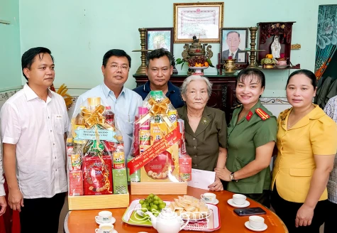 Bí thư Tỉnh uỷ Cà Mau Nguyễn Tiến Hải thăm gia đình chính sách