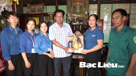 Quan tâm, chăm lo gia đình thương binh, liệt sĩ và người có công với cách mạng