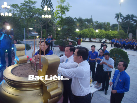 Hơn 500 đoàn viên - thanh niên thắp nến tri ân tại Nghĩa trang liệt sĩ tỉnh
