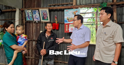 Thăm hỏi, động viên các hộ dân có nhà bị sập do dông lốc ở xã Vĩnh Trạch