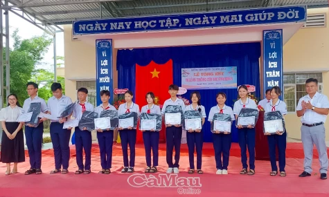 Nữ thủ khoa đam mê Hoá học