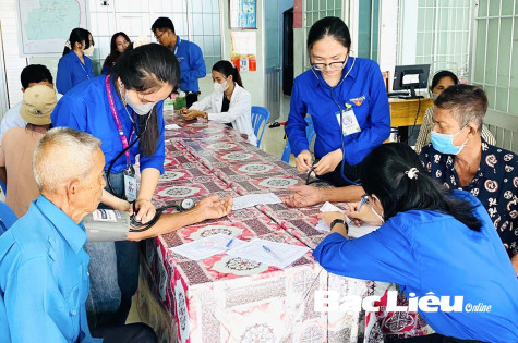 Những trái tim tình nguyện hướng về quê hương
