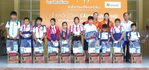 Khởi công xây dựng cầu giao thông và tặng quà cho gia đình khó khăn