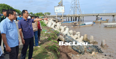 Phó Chủ tịch UBND tỉnh - Ngô Vũ Thăng kiểm tra tình hình sạt lở đê Biển Đông