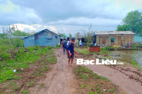 Trẻ em ven biển​ nhọc nhằn bám chữ