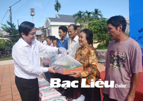 TP. Bạc Liêu: 500 người dân có hoàn cảnh khó khăn được tặng quà