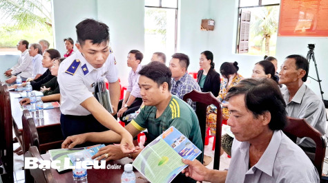 Bộ Tư lệnh Vùng Cảnh sát biển 4: Tuyên truyền, phổ biến các quy định về chống khai thác IUU cho ngư dân phường Nhà Mát
