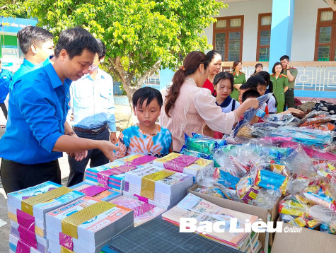 Trao yêu thương từ những quyển sách giáo khoa cũ