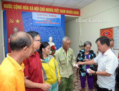 Trao 50 thẻ bảo hiểm y tế cho người dân có hoàn cảnh khó khăn