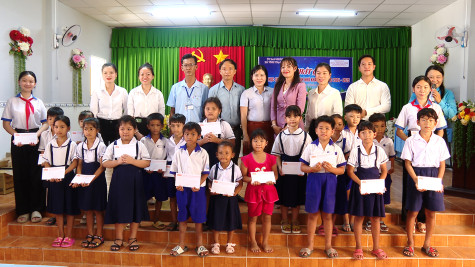 Tặng 150 suất quà và học bổng cho học sinh dân tộc Khmer