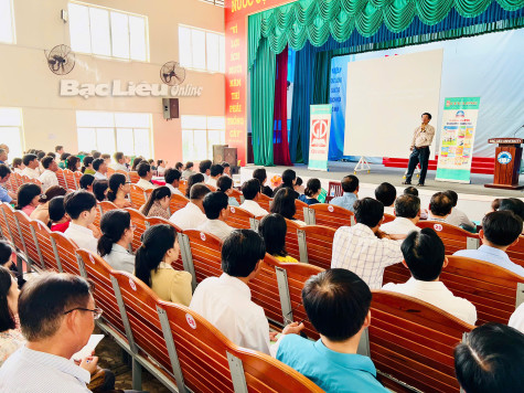 Hơn 2.200 giáo viên được tập huấn sử dụng sách giáo khoa lớp 5, lớp 9 và lớp 12