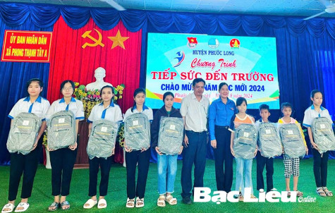 Huyện đoàn Phước Long: Tặng 1.670 quyển tập, sách giáo khoa, cặp sách cho học sinh có hoàn cảnh đặc biệt khó khăn