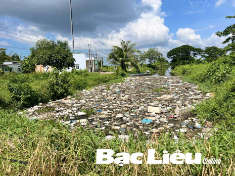 Dòng kênh ngập ngụa rác ở xã nông thôn mới