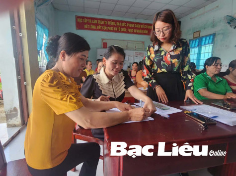 Hội LHPN tỉnh: Trao vốn hỗ trợ phát triển kinh tế cho hội viên phụ nữ xã Vĩnh Hậu A