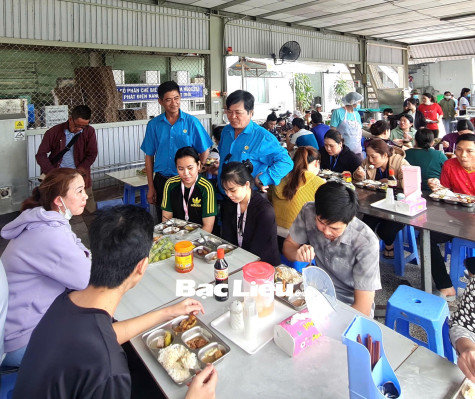 LĐLĐ tỉnh tổ chức “Bữa cơm Công đoàn”