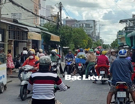 TP. Bạc Liêu: Giật đồ cúng cô hồn gây mất trật tự giao thông