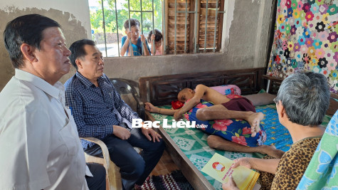 Lãnh đạo Ủy ban MTTQ Việt Nam tỉnh thăm nạn nhân bị cây ngã đè