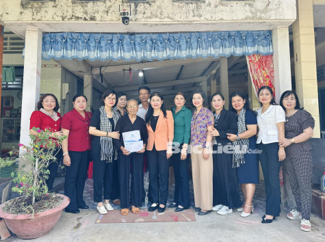 Đoàn công tác Hội LHPN Việt Nam thăm, tặng quà nữ đảng viên cao tuổi ở huyện Vĩnh Lợi