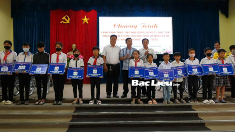 Huyện Hồng Dân: Học sinh khó khăn được tặng quà, học bổng trước thềm năm học mới
