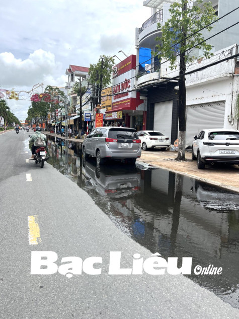 Hố ga trên đường Trần Phú tràn nước màu đen ngòm, bốc mùi hôi thối