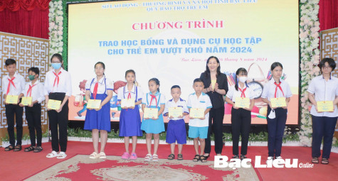 550 em học sinh có hoàn cảnh khó khăn được nhận học bổng, dụng cụ học tập