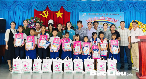 Tặng thẻ bảo hiểm y tế, học bổng và dụng cụ học tập cho học sinh khó khăn